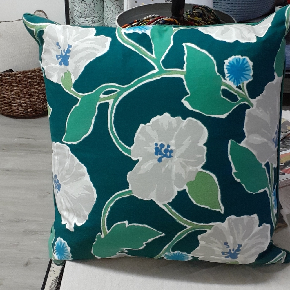 4 decor pillows